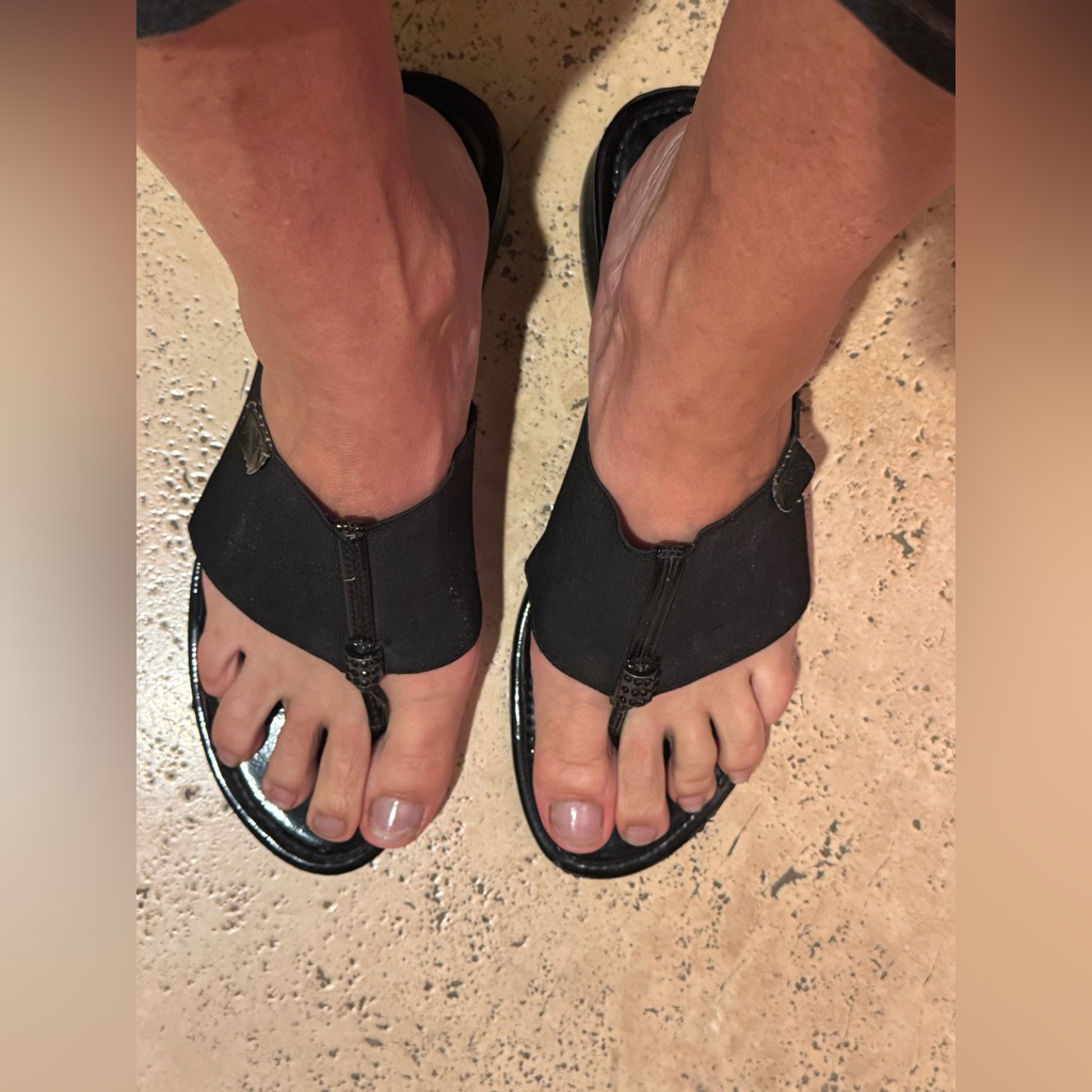 Ann Klein Black Thong Sandals